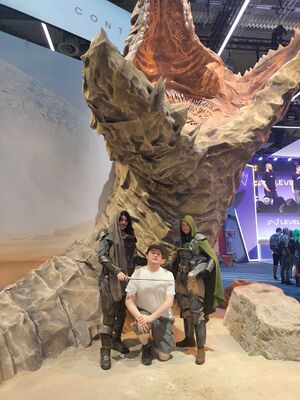 Gamescom-mojo worm kneel.jpg